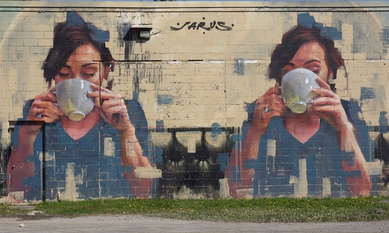 Women drinking coffee