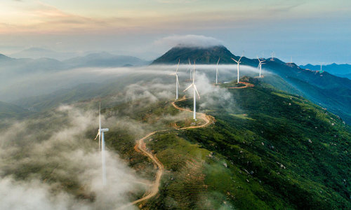 Windkraftgeneratoren auf einem gründen Feld