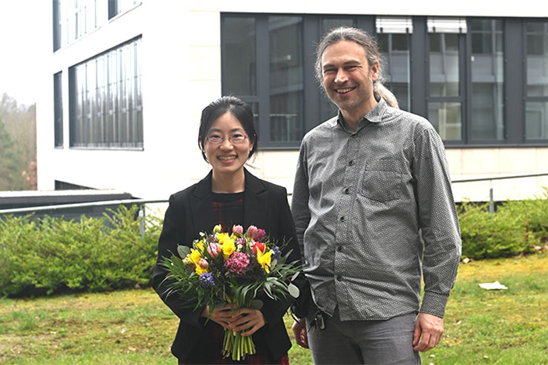 Fang Zaho und Robert Gaschler mit Blumenstrauß
