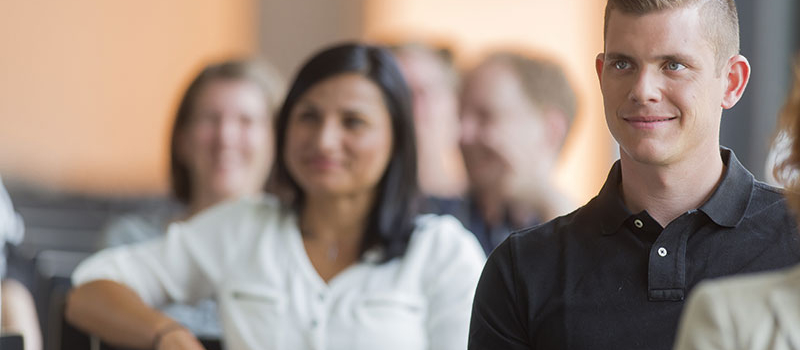 Schüler sitzen an Tischen