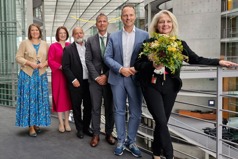 Der Parlamentarische Beirat überreichte Ada Pellert Blumen zum Abschied.