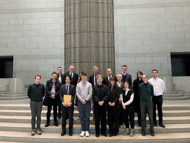 Gruppenfoto im Gebäude des Obersten Gerichtshofs