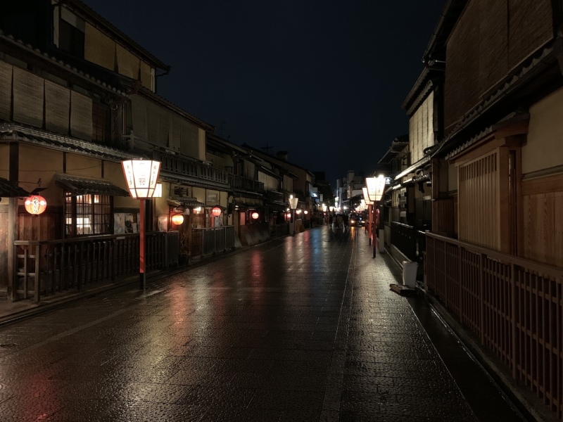 Gion im Zentrum Kyōtos bei Nacht