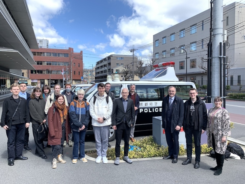 Gruppenfoto vor dem Polizeipräsidium Kyōto