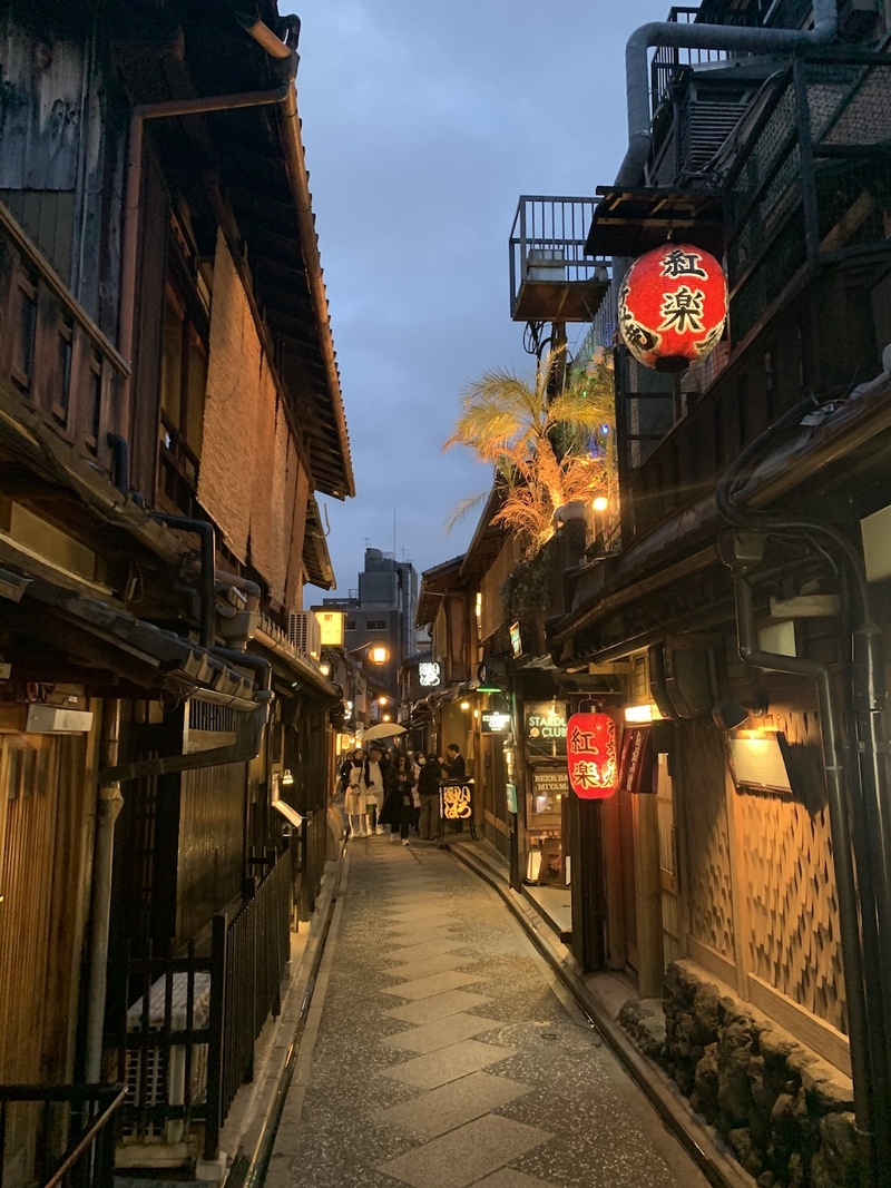 Eine Gasse in Gion im Zentrum Kyōtos