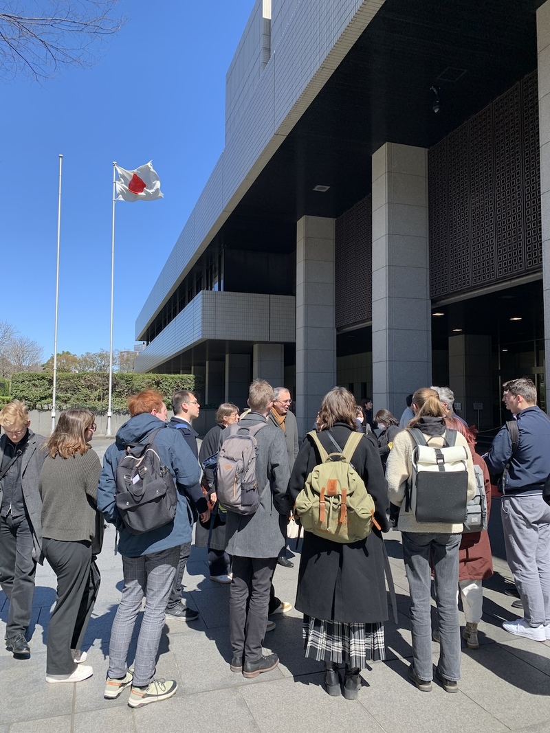 Die Gruppe vor dem Eigang des Landgerichts Tōkyō