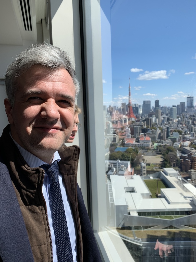 Jun.-Prof. Dr. Weitzdörfer vor der Aussicht aus dem Roppongi Mori Hills Tower