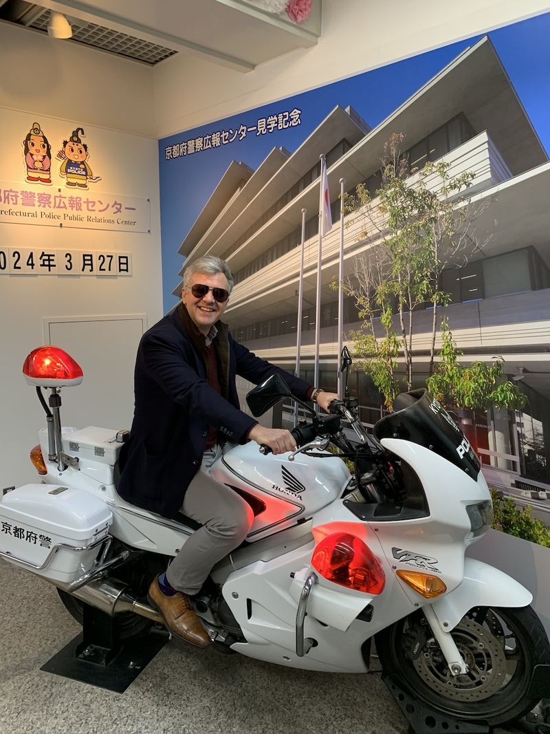 Jun.-Prof. Dr. Weitzdörfer auf einem Polizeimotorrad der Polizei Kyōto