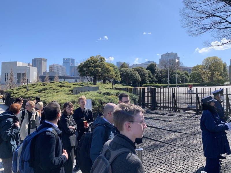 Die Gruppe vor dem Besuch des Obersten Gerichtshofs