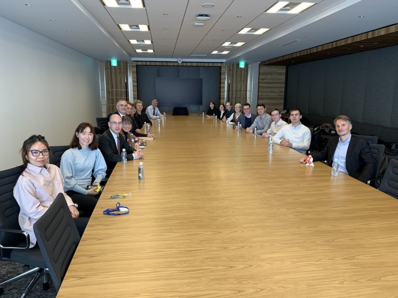 Gruppenfoto im ARQIS Foreign Law Office im Roppongi Hills Mori Tower