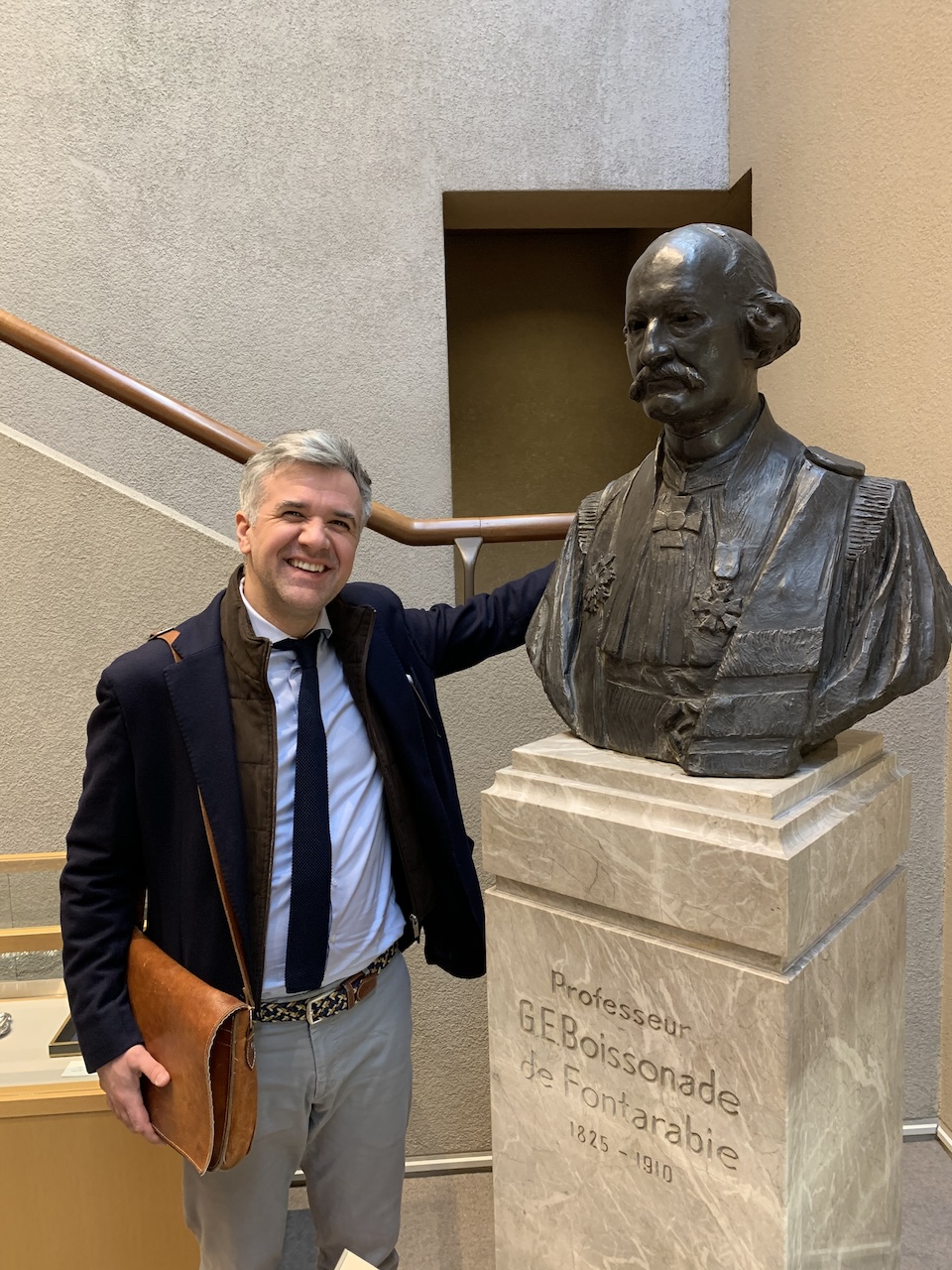 Jun.-Prof. Dr. Weitzdörfer vor ein Statue des französischen Rechtsgelehrte Gustave Boissonade de Fontarable; auf seinen Entwürfen basiert das japanische Strafgesetzbuch und die japanische Strafprozessordnung