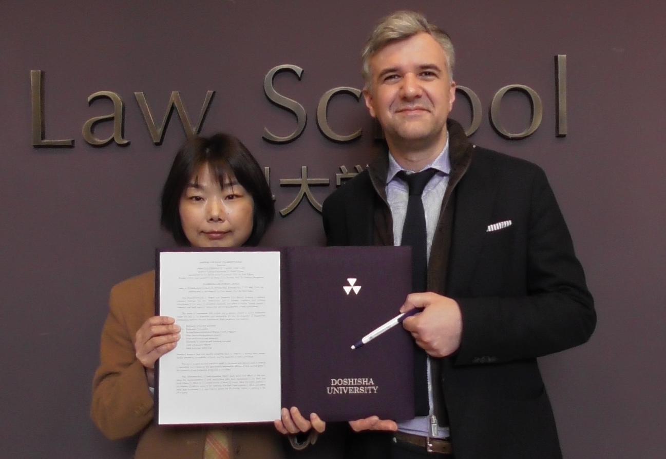 Dekanin Prof. Asano der Doshisha Law School und Prof. Weitzdörfer halten das unterschriebene Memorandum of Understanding in den Händen.