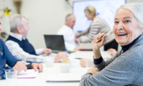 Ältere Frauen und Männer bei einem Seminar