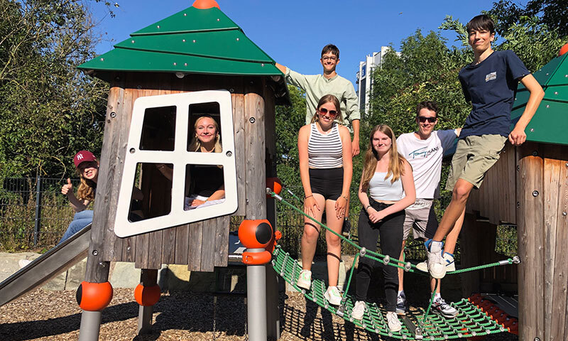 Gruppe Jugendliche auf dem Spielplatz