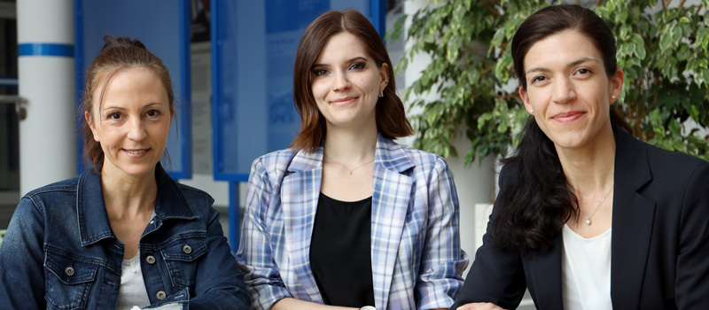 Teambild: Drei Frauen sind abgebildet, die zum Team des Lehrgebietes Wirtschaftspsychologie gehören. Von Links nach rechts: Daniela Doliwa, Inka Krüger, Prof. Dr. Jenny S. Wesche.