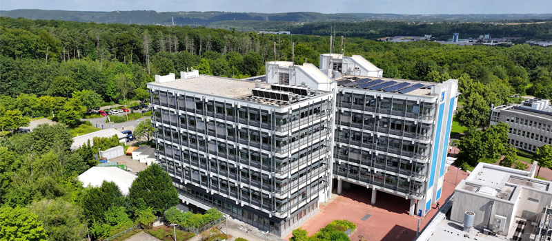 Drohnenluftbild des Gebäude 8 der FernUniversität im Sommer