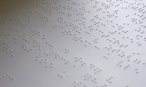 Seite mit Braille-Schrift